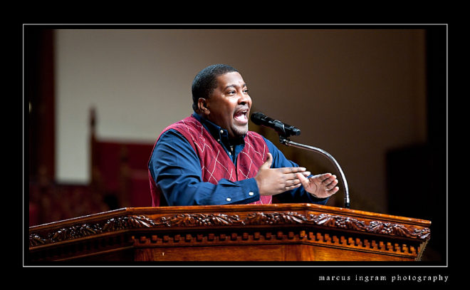 Bishop TD Jakes Introduces Pastor E. Dewey Smith, Jr. (Video)
